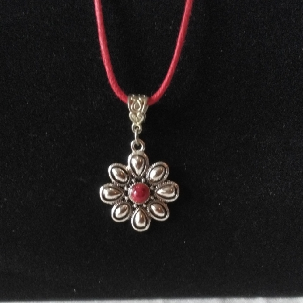 Elegant Red and Silver Flower Pendant Necklace